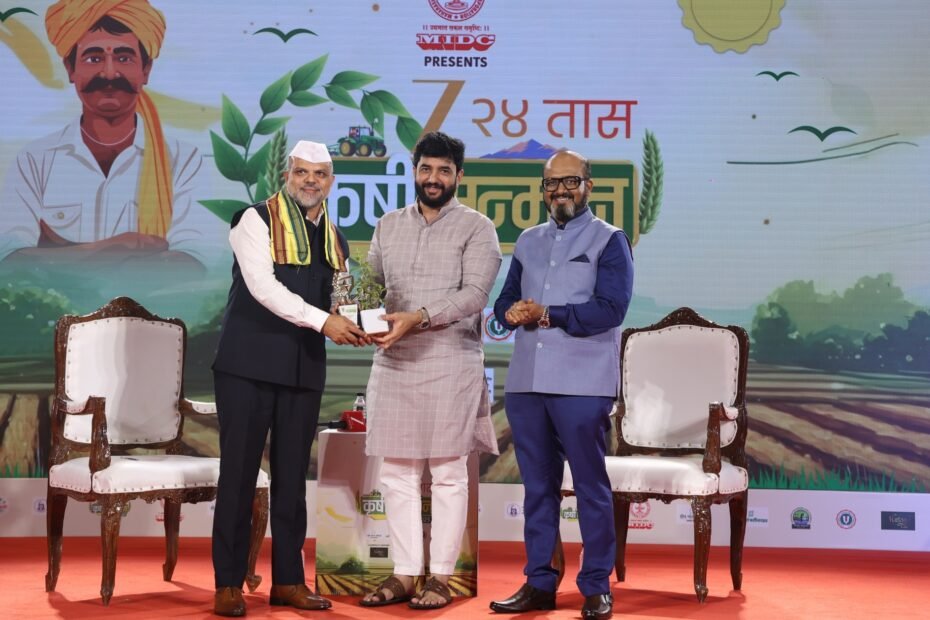 Award presentation during the Zee 24 Taas Krushi Sanman 2025 ceremony, with dignitaries on stage honouring contributors to agricultural development.
